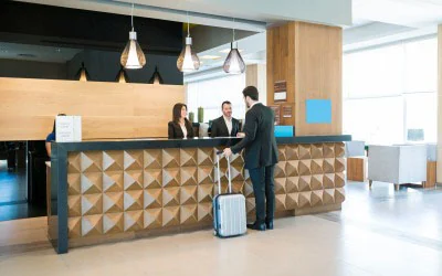 Empfang und helle Hotellobby